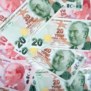 Lira turcească a pierdut şi ieri teren, în faţa dolarului
